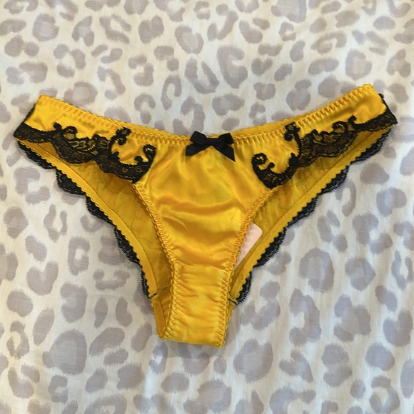 Agent Provocateur Molly Yellow and Black 3 Piece Lingerie Set 32B/2 - Picture 11 of 13
